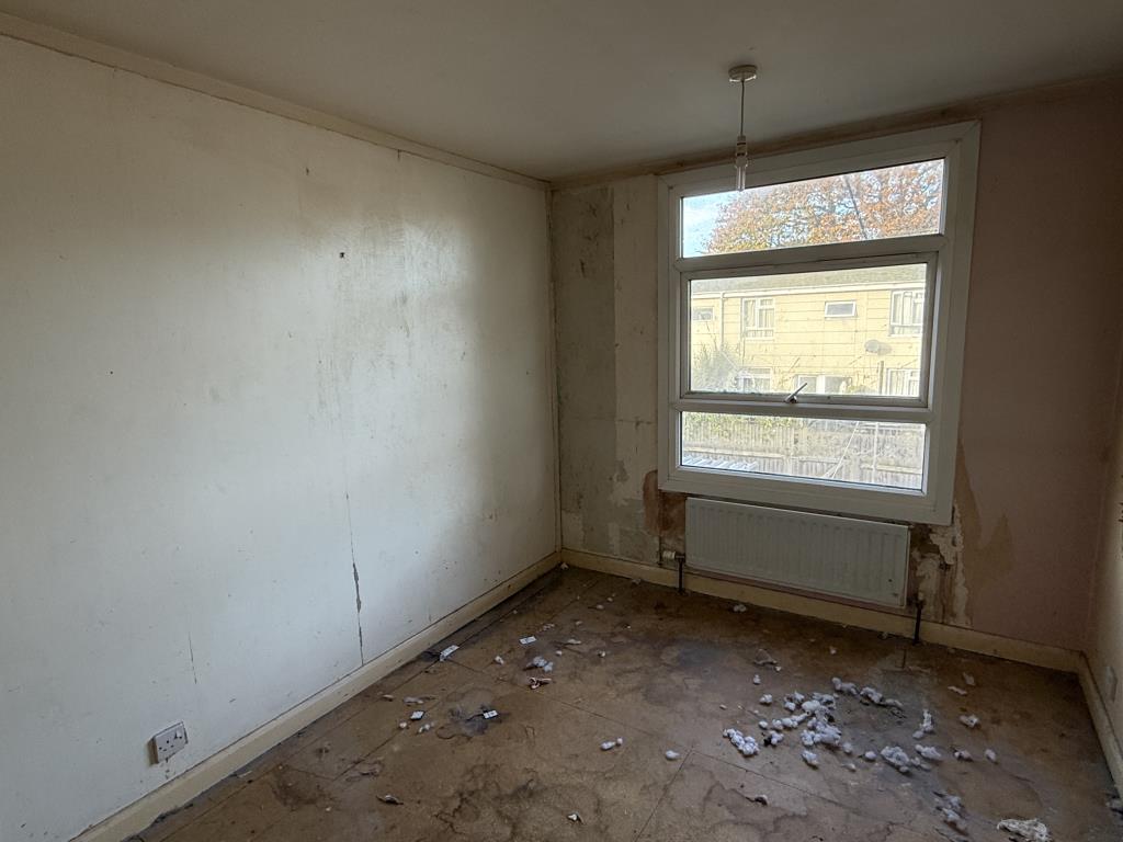 Lot: 61 - HOUSE IN NEED OF IMPROVEMENT - Bedroom 2 in House in Need of Improvement